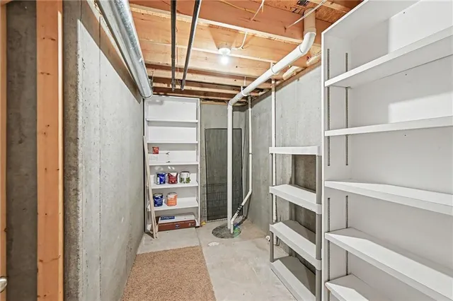 $299,999 | 1020 Southwest Red Oaks Place, Topeka, KS 66615