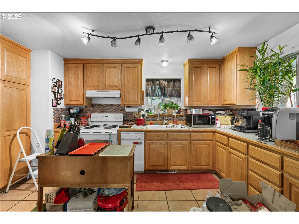 3604 Azalea-Glen Road Glendale, OR 97442 - Photo 5 of 23