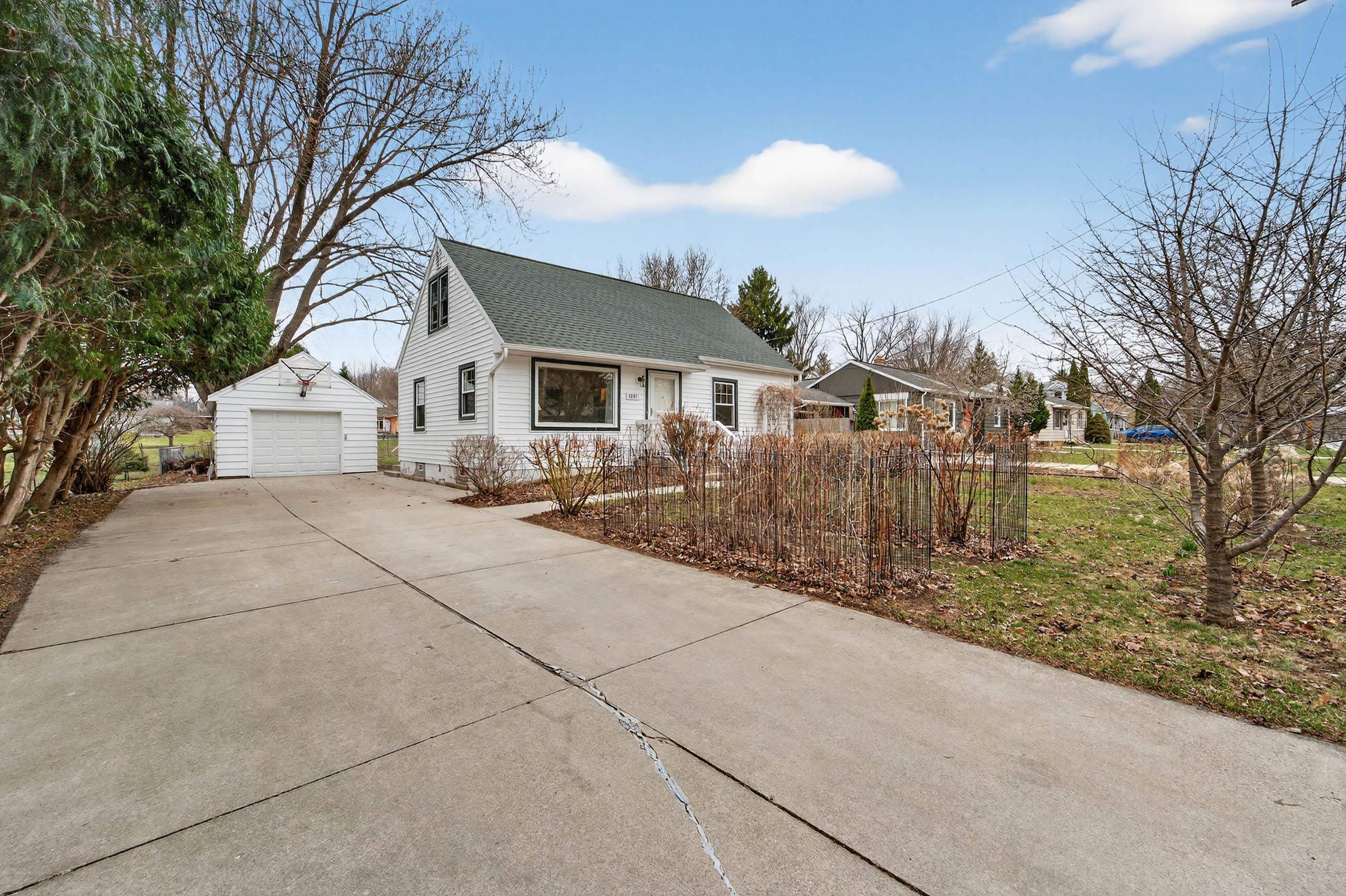 5207 Shore Acres Road Monona, WI 53716 - Photo 5 of 42