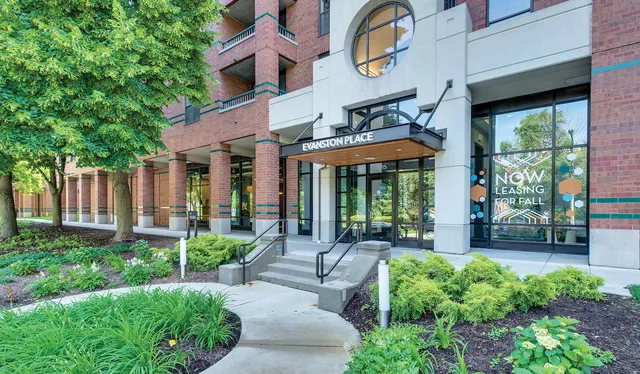 $2,430 | 1715 Chicago Avenue, Unit 302S, Evanston, IL 60201