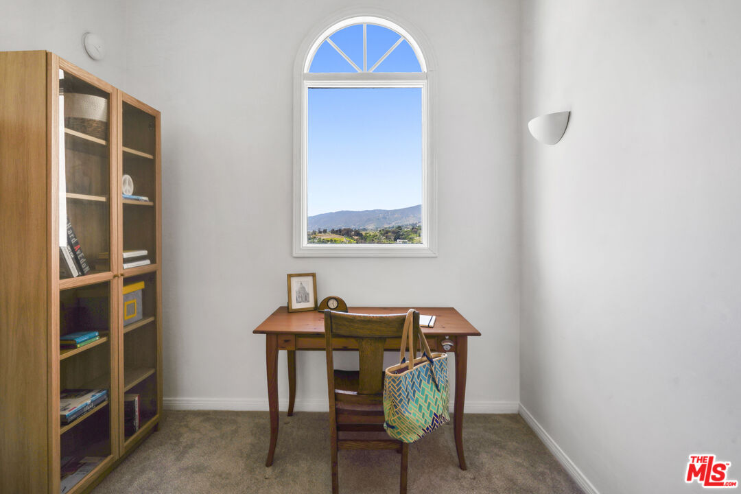 29355 Heathercliff Road, Unit GUESTHOUSE Malibu, CA 90265 - Photo 9 of 26 a room that has a table and a chair