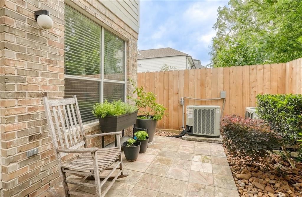 1735 Michigan Street Houston, TX 77006 - Photo 2 of 19
