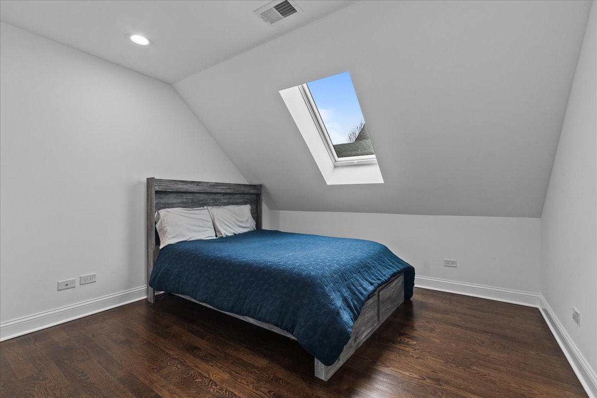 880 Willow Road Winnetka, IL 60093 - Photo 12 of 23 a bedroom with a bed and a night stand