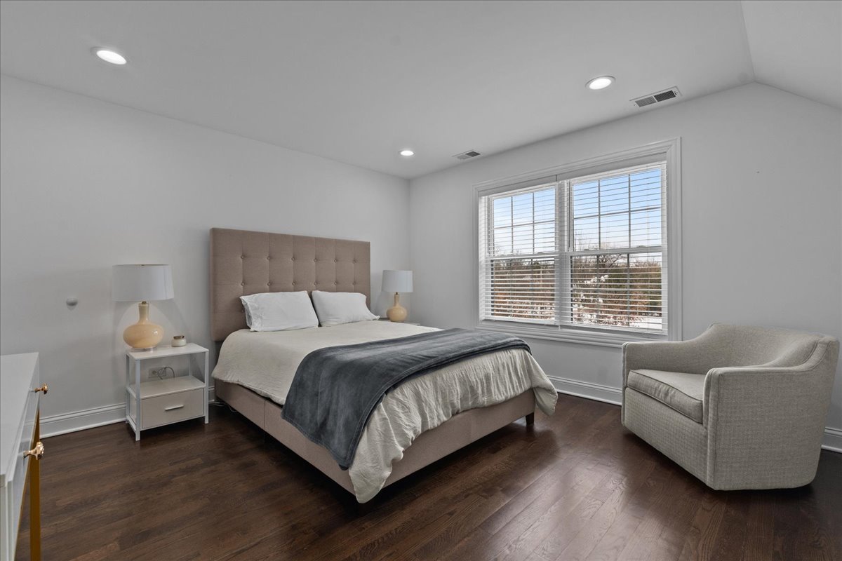 880 Willow Road Winnetka, IL 60093 - Photo 14 of 23 a bedroom with bed and a couch