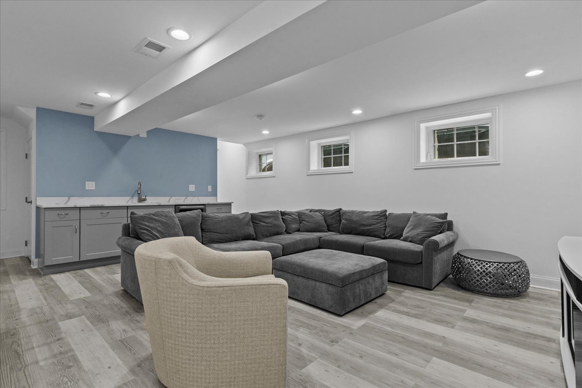 880 Willow Road Winnetka, IL 60093 - Photo 15 of 23 a living room with furniture
