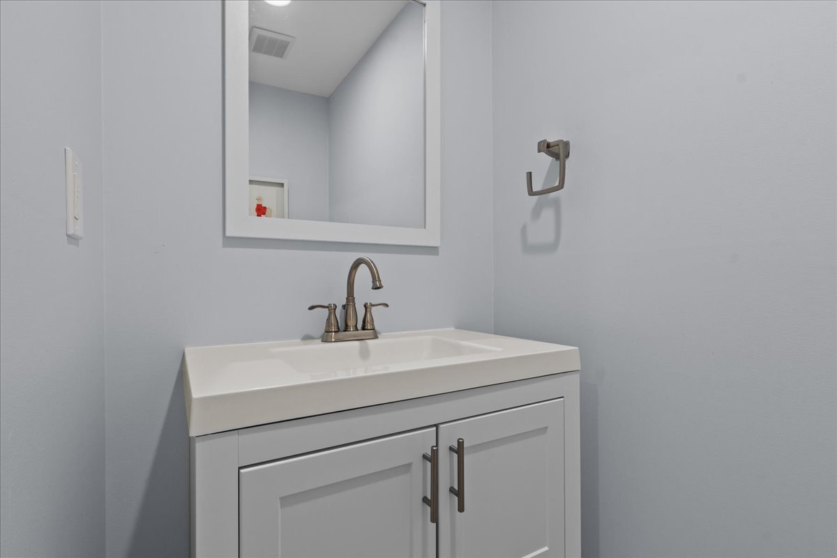 880 Willow Road Winnetka, IL 60093 - Photo 17 of 23 a bathroom with a sink and mirror