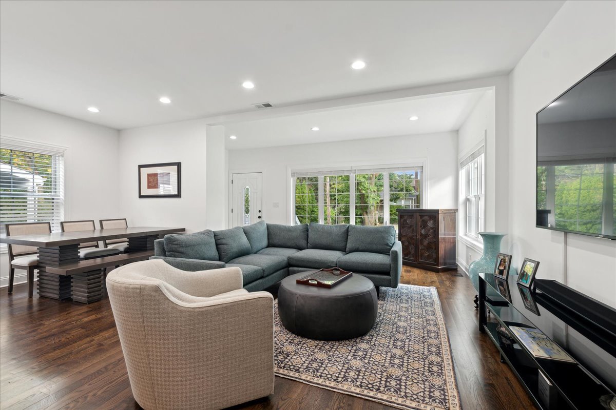 880 Willow Road Winnetka, IL 60093 - Photo 6 of 23 a living room with furniture rug and window