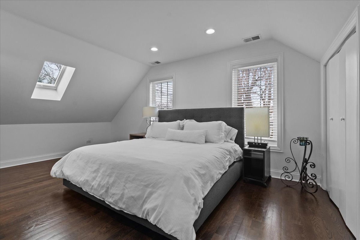 880 Willow Road Winnetka, IL 60093 - Photo 10 of 23 a large bed sitting in a bedroom next to a window