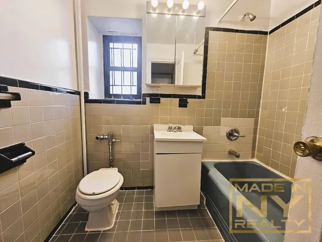 $1,995 | 36-20 168th Street, Unit M4 | Murray Hill - Flushing