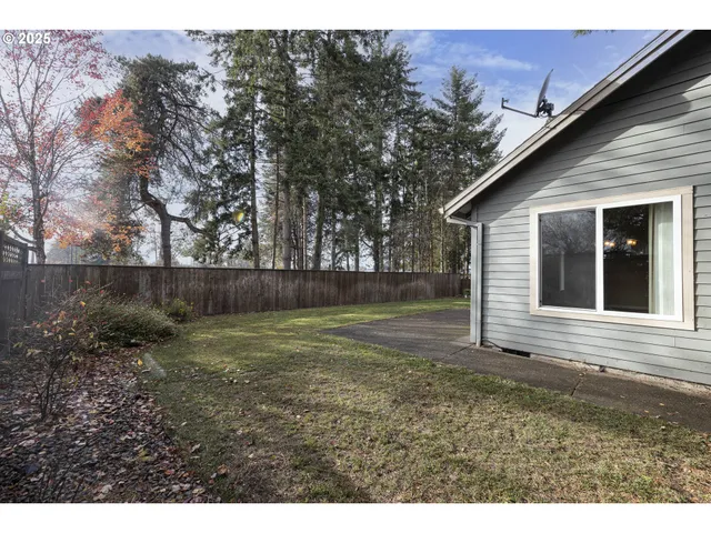 a view of a backyard