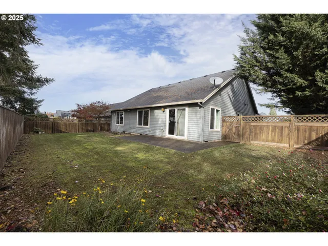 a view of a yard in front of house