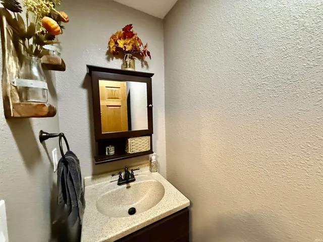 $325,000 | 2466 Highway 231, Loogootee, IN 47553