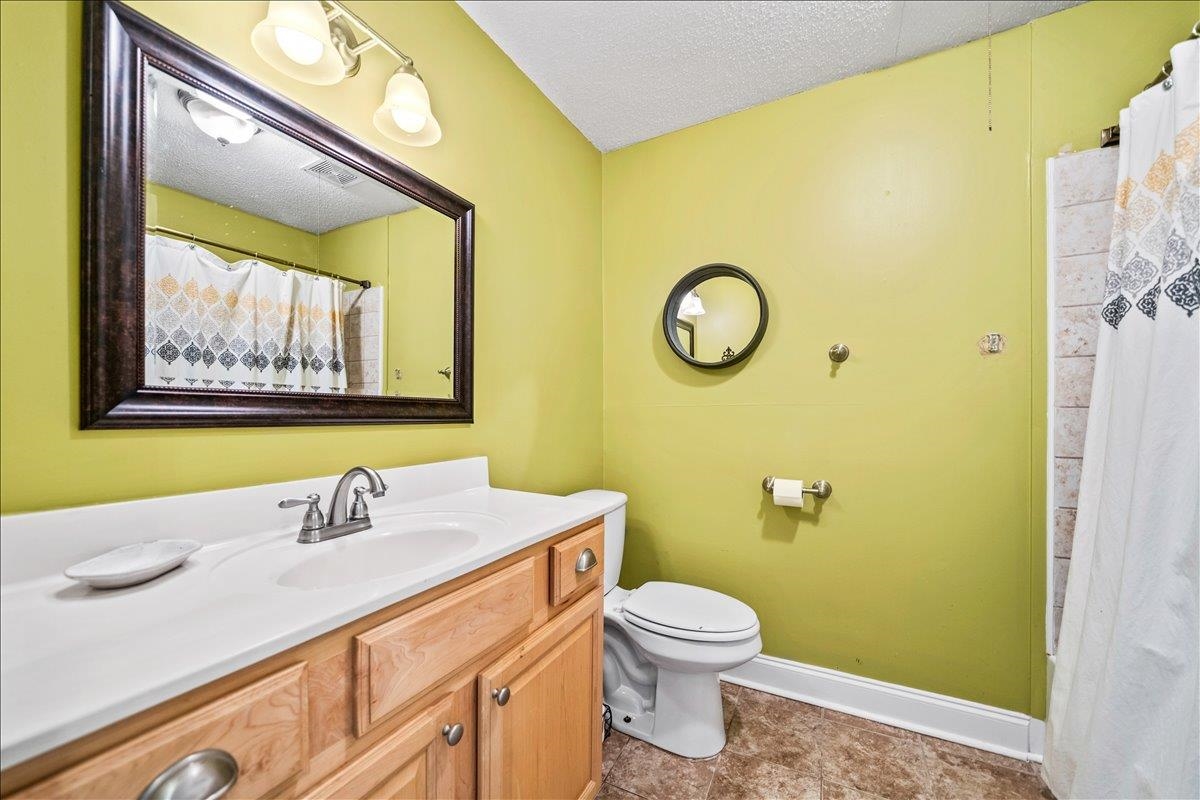 252 Barry Road Memphis, TN 38117 - Photo 27 of 39 main floor bath