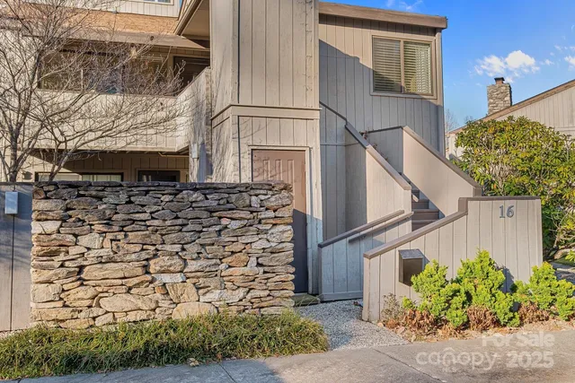 $400,000 | 16 Lakemoor Lane, Hendersonville, NC 28739