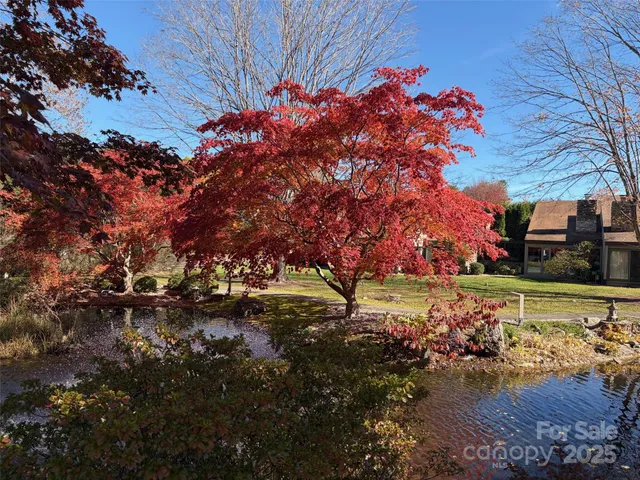 $400,000 | 16 Lakemoor Lane, Hendersonville, NC 28739