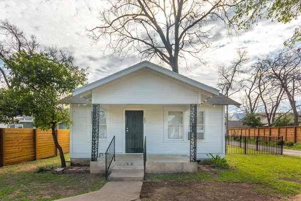 $1,800 | 57 Chalmers Avenue, Austin, TX 78702