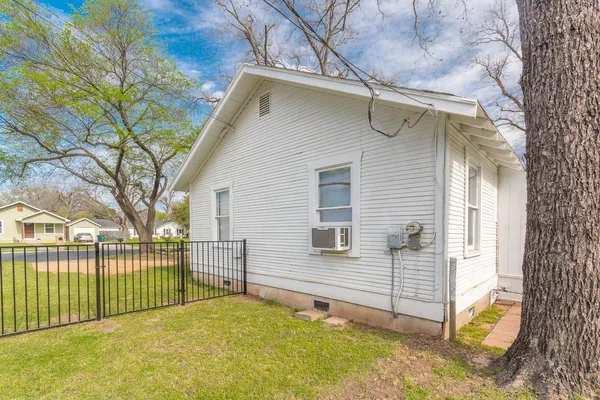 $1,800 | 57 Chalmers Avenue, Austin, TX 78702