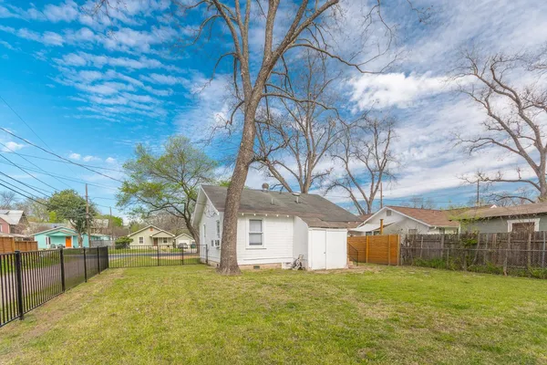 $1,800 | 57 Chalmers Avenue, Austin, TX 78702