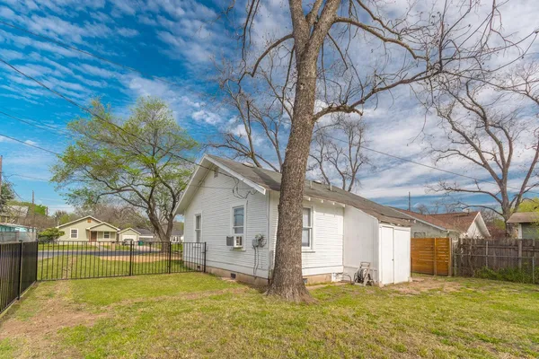 $1,800 | 57 Chalmers Avenue, Austin, TX 78702
