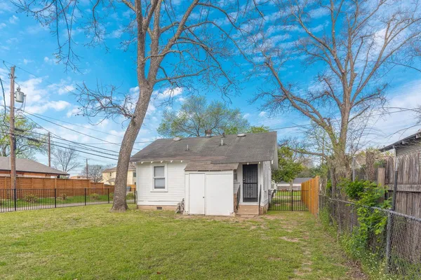 $1,800 | 57 Chalmers Avenue, Austin, TX 78702