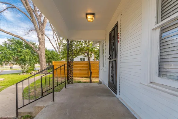 $1,800 | 57 Chalmers Avenue, Austin, TX 78702