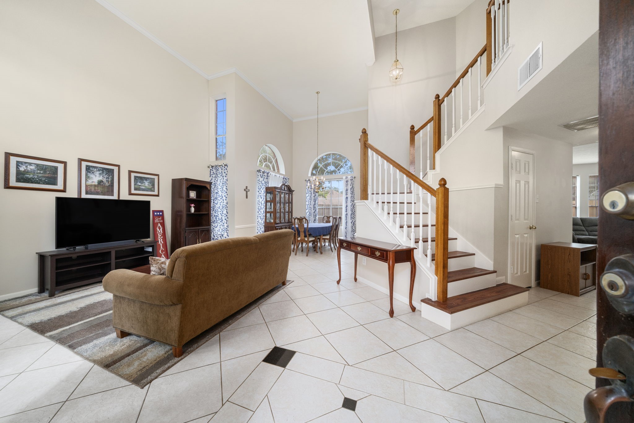 9715 Therrell Drive Houston, TX 77064 - Photo 3 of 33 Bright and spacious living area with high ceilings.