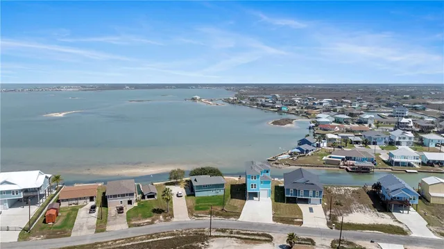 $779,000 | 125 Lakeview Road, Rockport, TX 78382