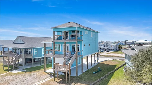 $779,000 | 125 Lakeview Road, Rockport, TX 78382