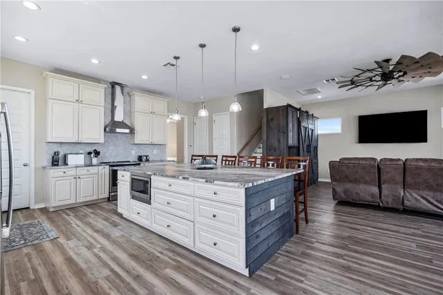 $779,000 | 125 Lakeview Road, Rockport, TX 78382