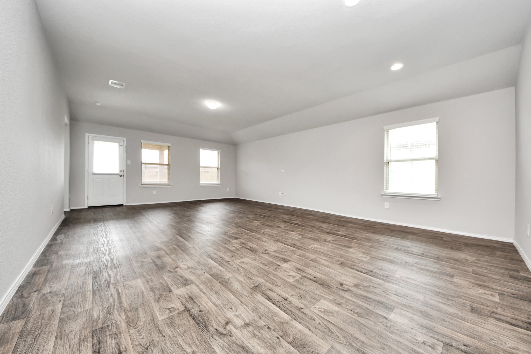 8302 Rose Petals Lane Rosharon, TX 77583 - Photo 7 of 42 Expansive living area with natural light