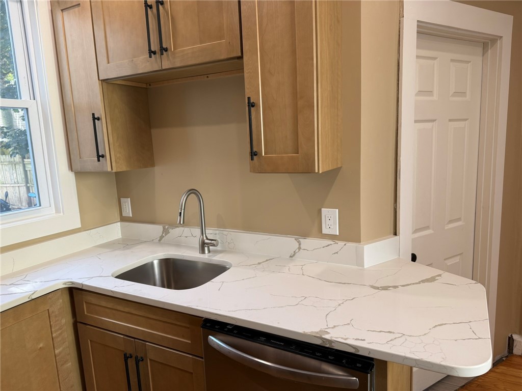 33 Ann Street Newport, RI 02840 - Photo 3 of 13