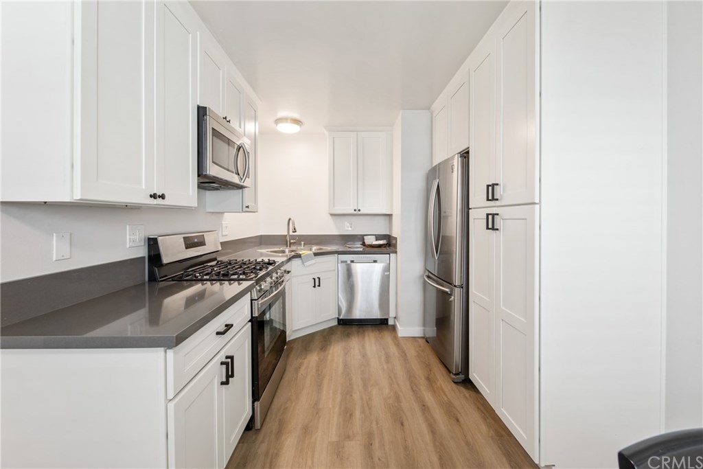 409 12th Street Huntington Beach, CA 92648 - Photo 8 of 17