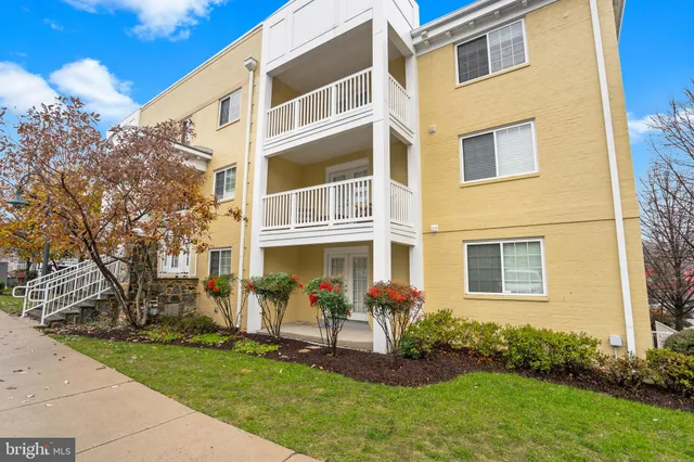 $2,850 | 4079 South Four Mile Run Drive, Unit 402, Arlington, VA 22204