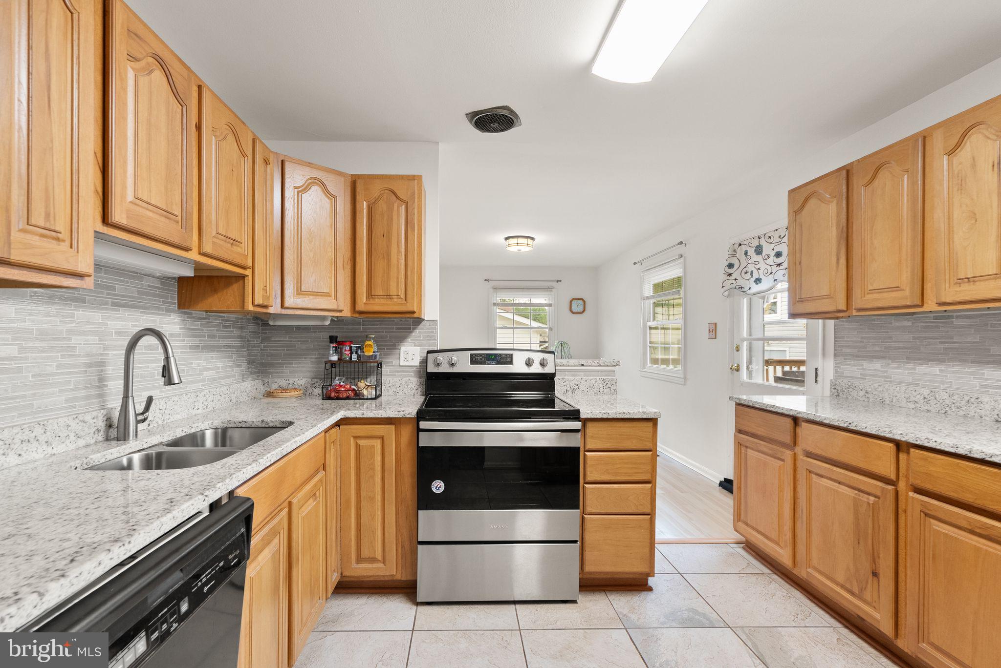 514 West Nettle Tree Road Sterling, VA 20164 - Photo 12 of 49 countertops and backsplash (2023)