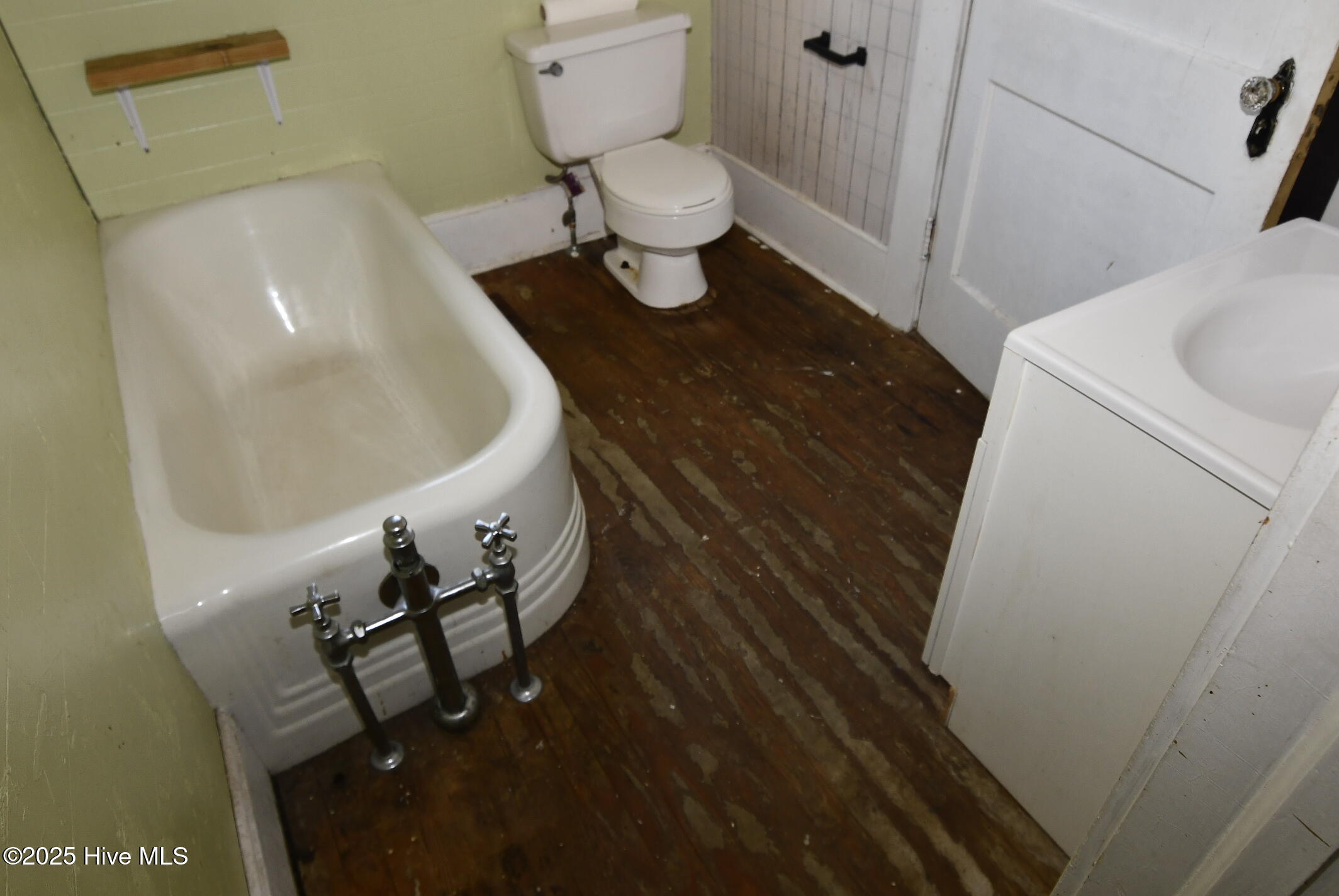 205 South King Street Windsor, NC 27983 - Photo 13 of 44 Bathroom 1