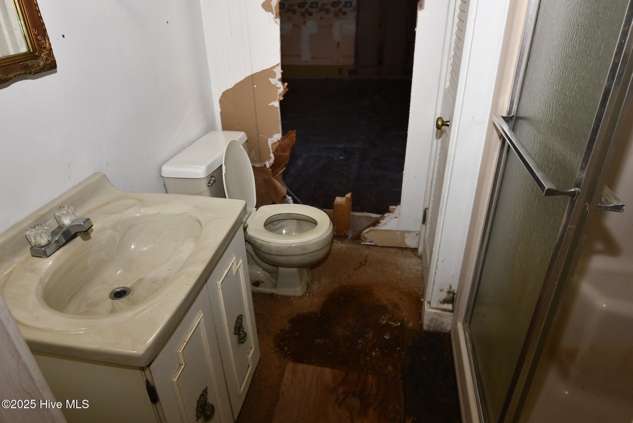 205 South King Street Windsor, NC 27983 - Photo 15 of 44 Bathroom 2