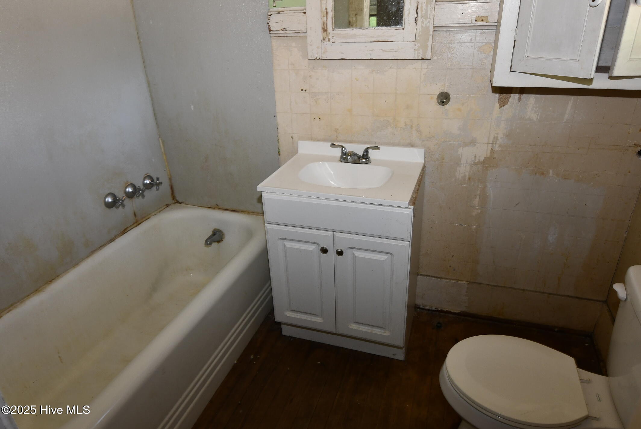 205 South King Street Windsor, NC 27983 - Photo 17 of 44 Full Bathroom 3 on 2nd floor