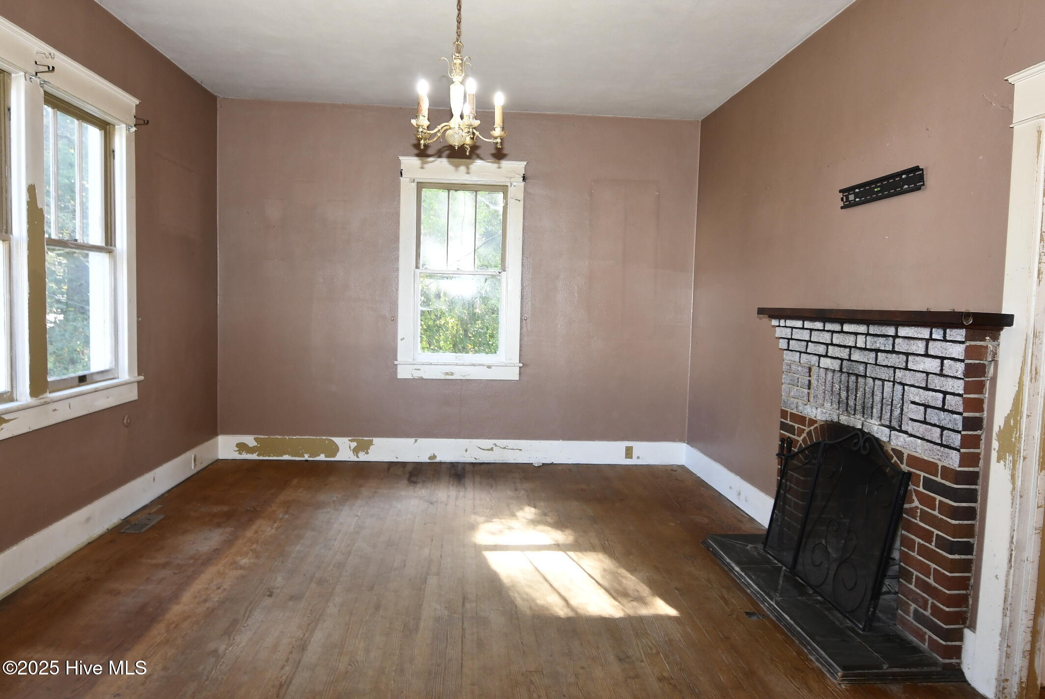 205 South King Street Windsor, NC 27983 - Photo 3 of 44 Living Room