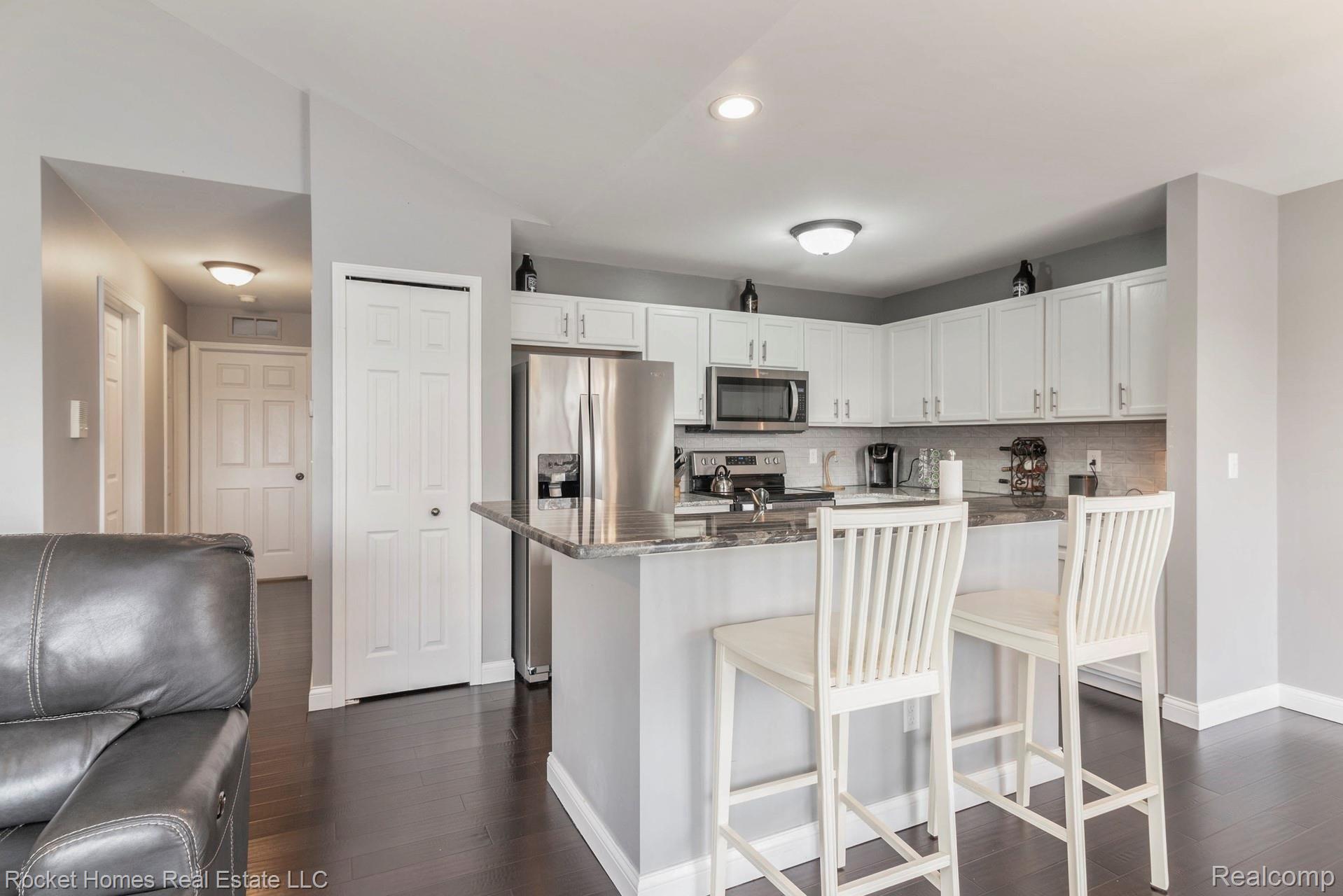 46027 Rhodes Drive, Unit 283 Macomb, MI 48044 - Photo 9 of 36 010-photo-kitchen-9051541.jpg