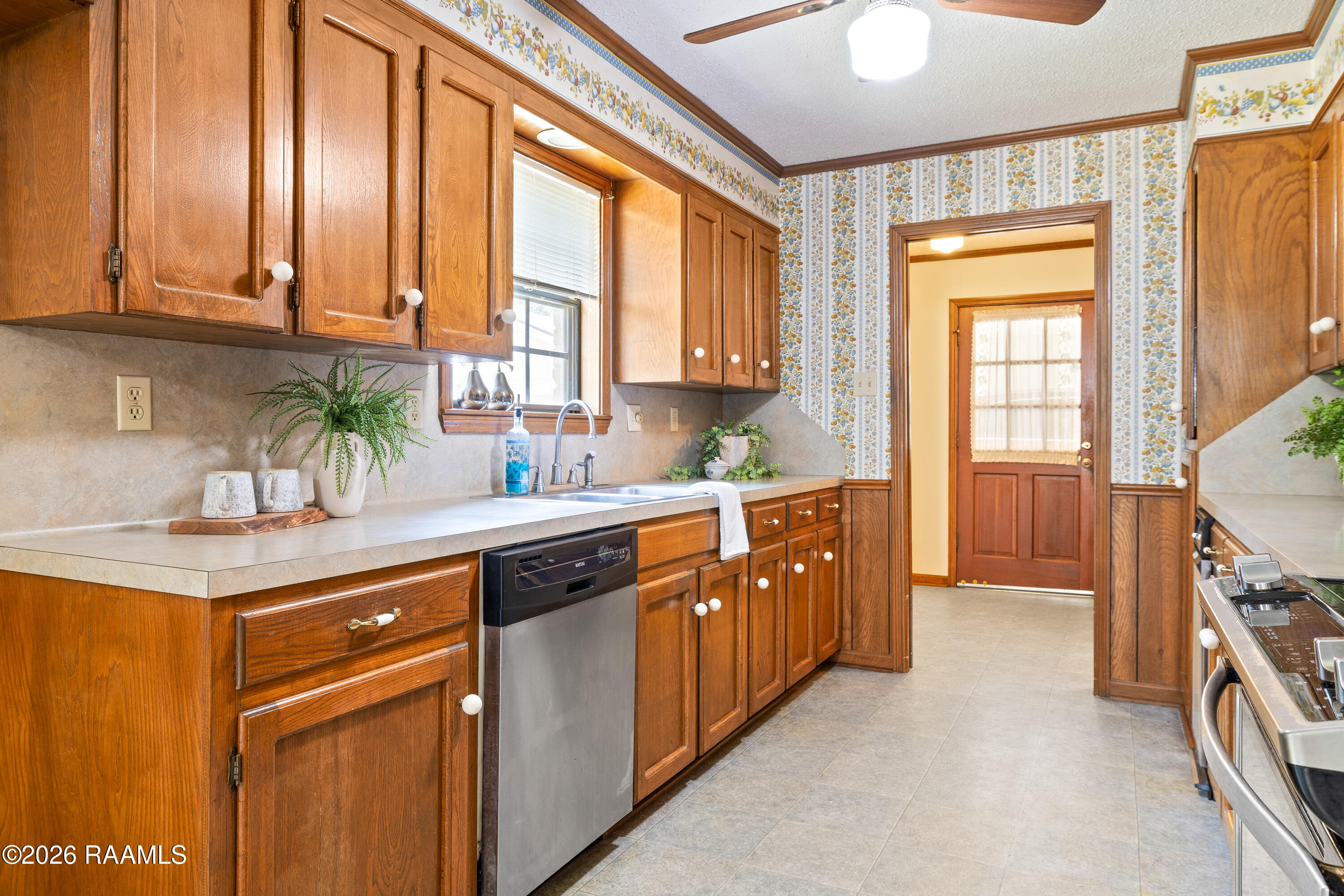 803 West Gloria Switch Road Lafayette, LA 70507 - Photo 11 of 38 Kitchen