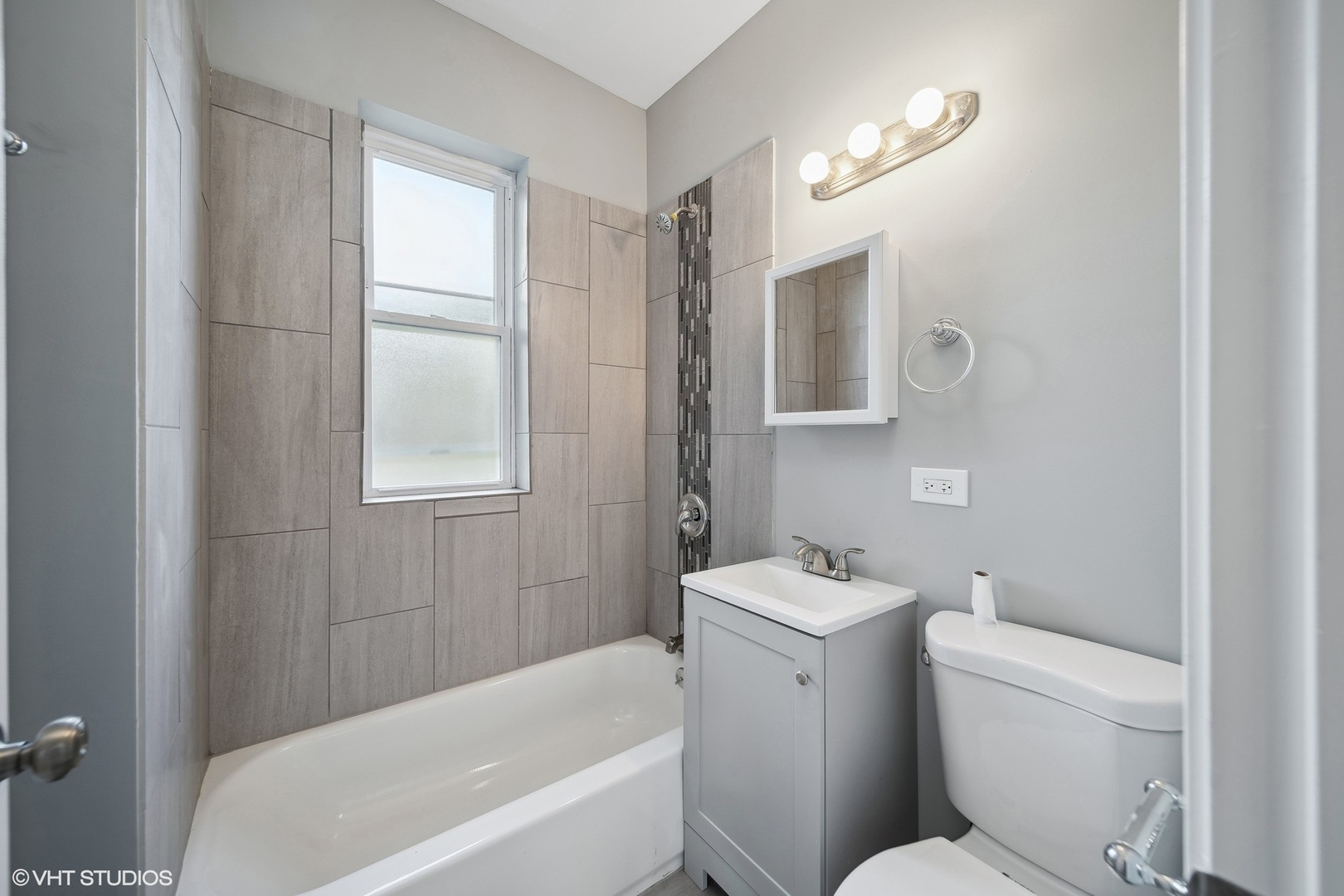 6601 South Green Street, Unit 2 Chicago, IL 60621 - Photo 9 of 11 a bath room with a toilet a sink and a bath tub