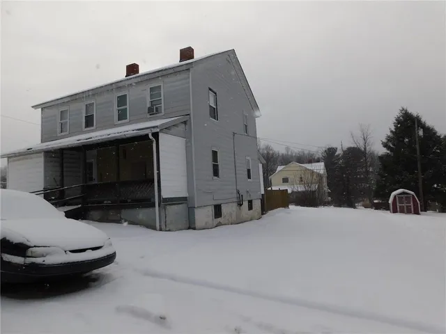 a view of a house with a yard