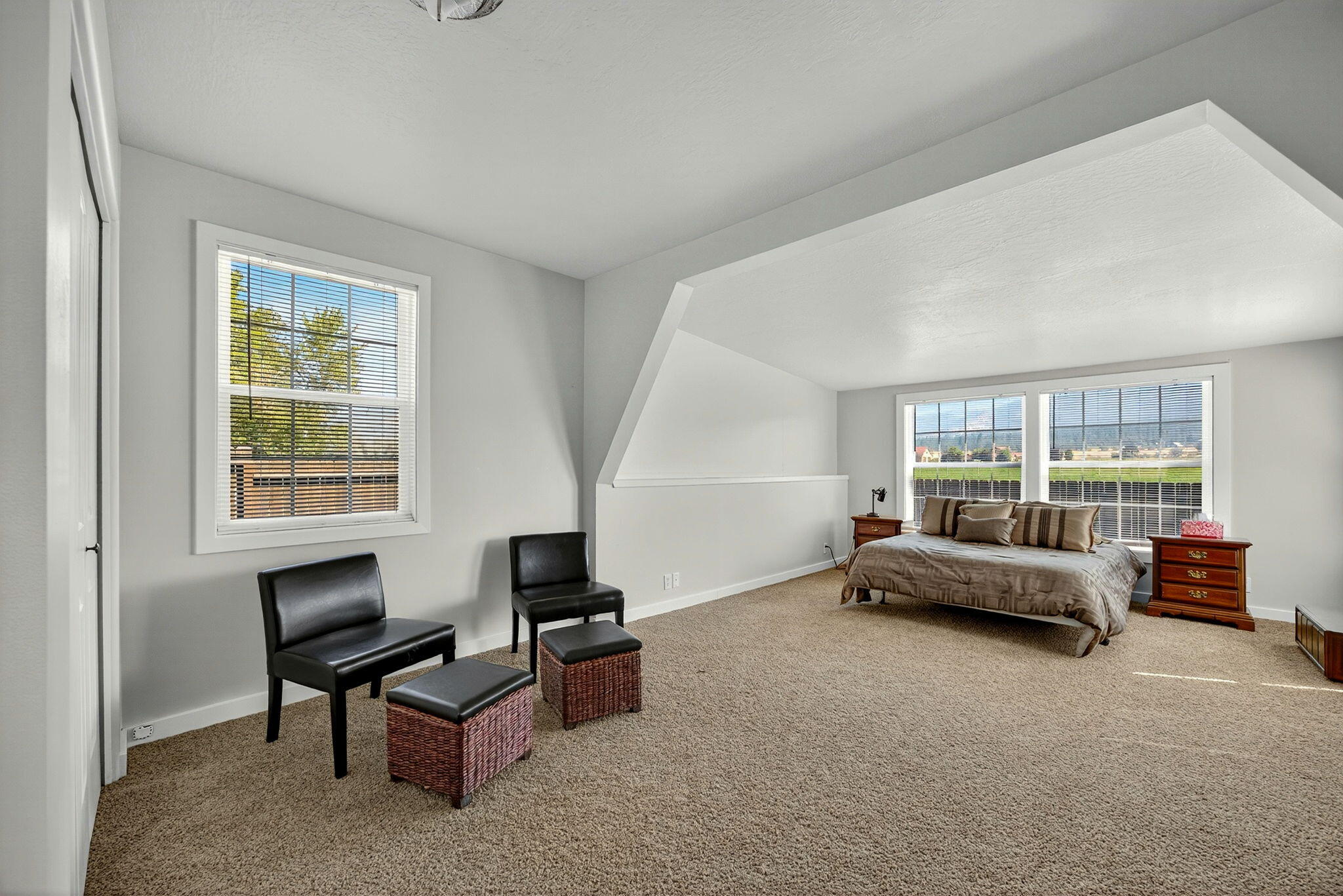1176 Hamilton Road Jacksonville, OR 97530 - Photo 56 of 125 a living room with furniture and a window