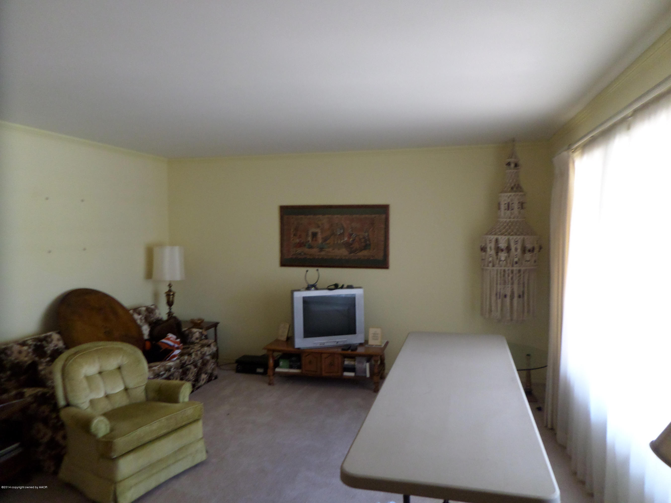 6911 Calumet Road Amarillo, TX 79106 - Photo 3 of 8 a living room with furniture and a window