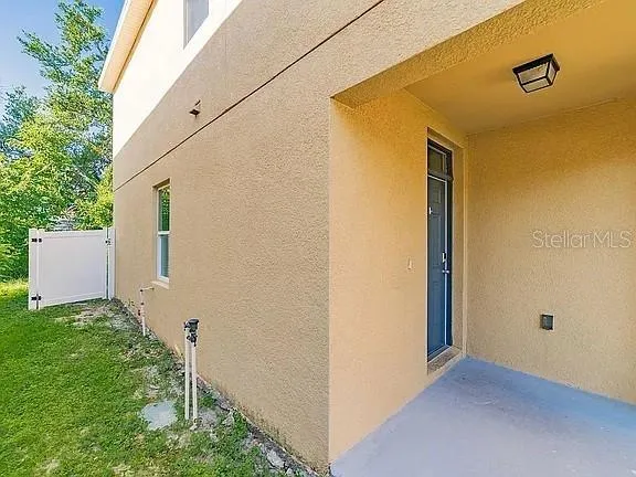 a view of a house with backyard