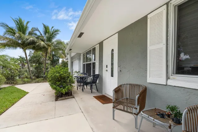 a view of a entryway with outdoor seating