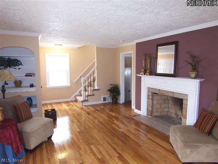 4089 Bushnell Road University Heights, OH 44121 - Photo 4 of 25 Living room view 2 (note crown molding)
