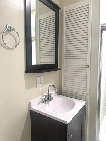 $1,500 | 2158 North Hamlin Avenue, Unit 1R, Chicago, IL 60647
