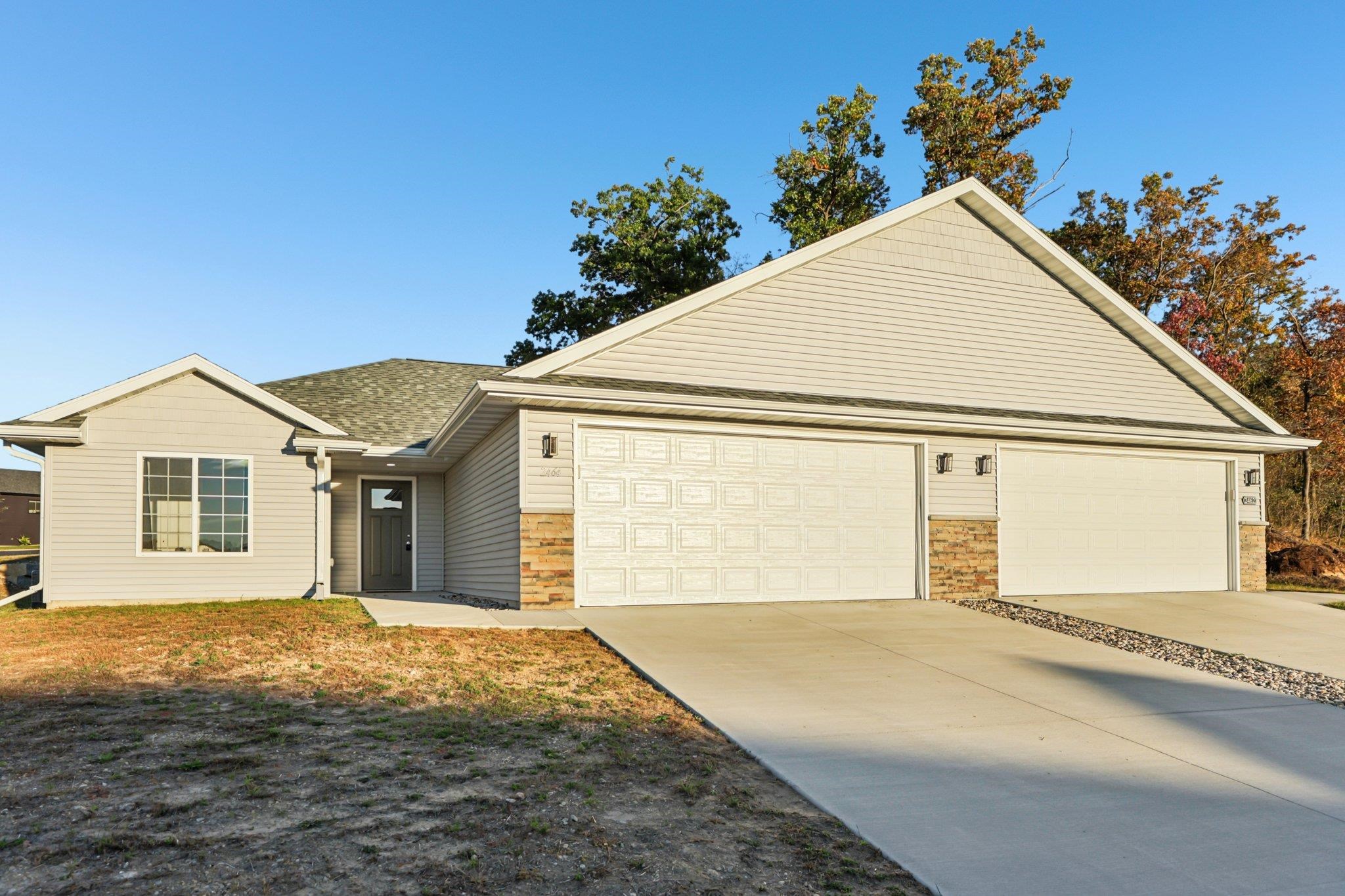 2464 Russell Court Reedsburg, WI 53959 - Photo 2 of 20