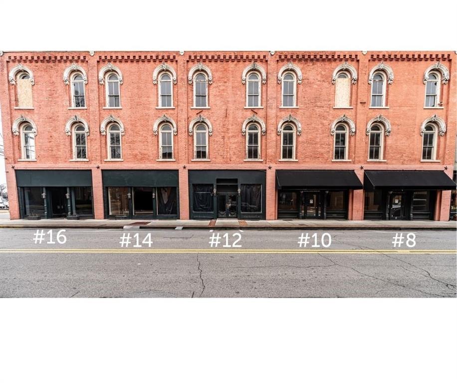 a black and white photo of a building